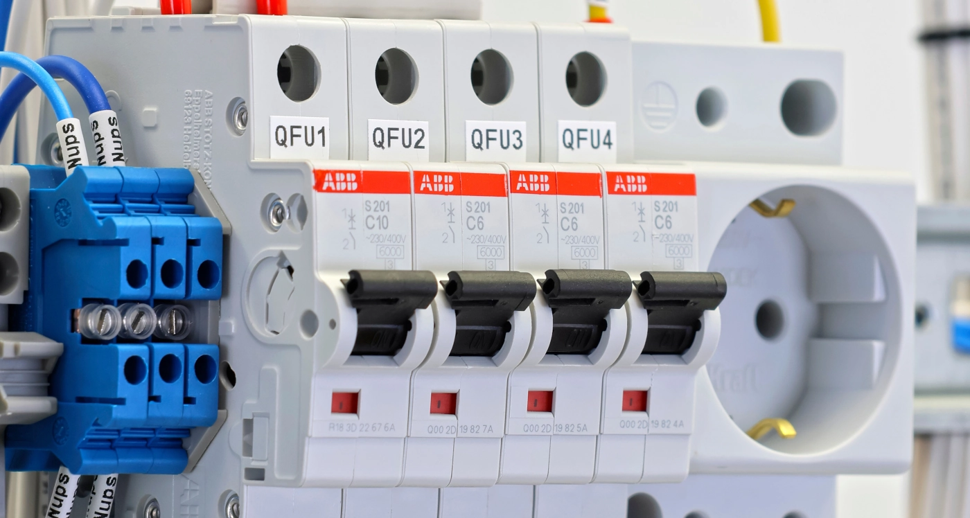 Electrical circuit breakers in a power distribution panel