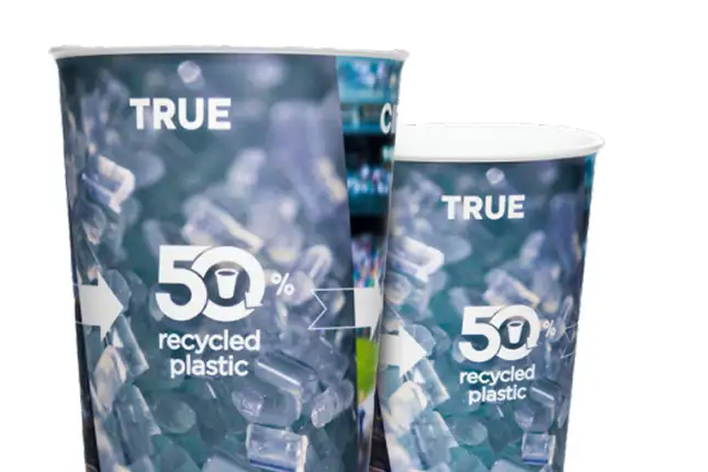 Cups with image of ice and label wsying 50% recycled plastic